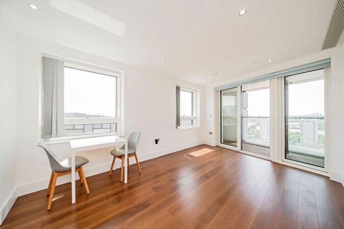 2 Bedroom Flat For Sale In Lincoln Plaza, Canary Wharf, E14