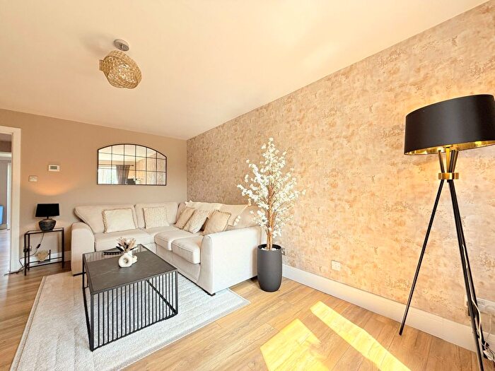 4 Bedroom Semi-detached House For Sale In Glengarry Crescent, Falkirk, FK1