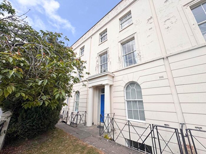 2 Bedroom Flat To Rent In Medway Heights, Chatham, ME4