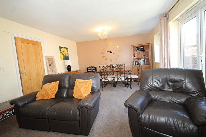 3 Bedroom Flat For Sale In Post Office Road, Featherstone, WF7