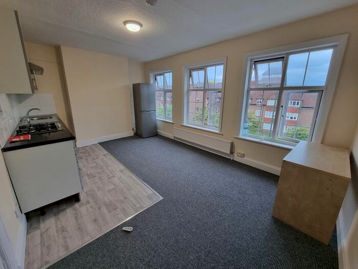 2 Bedroom Flat To Rent In Finchley Road, Temple Fortune, London, NW11