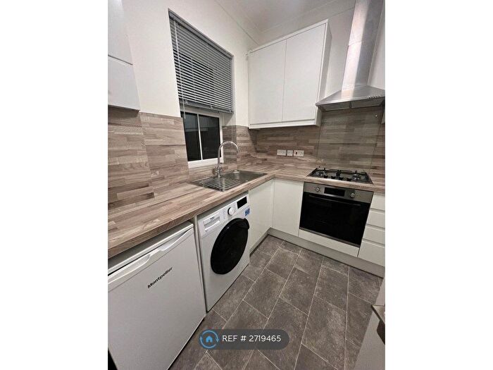 Studio To Rent In Parklands, Surbiton, KT5