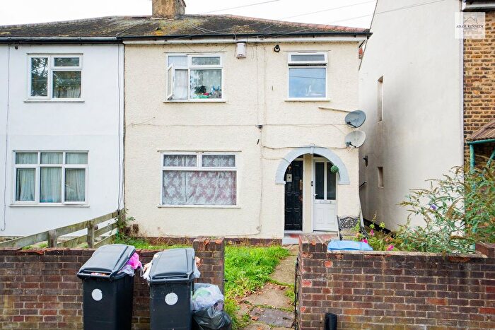 1 Bedroom Maisonette For Sale In Standard Road, Enfield, EN3