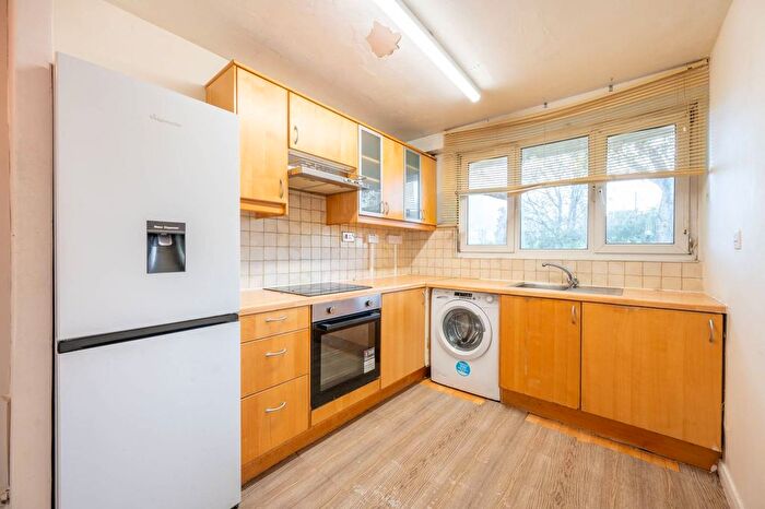 2 Bedroom Flat For Sale In Darfield Way, North Kensington, London, W10