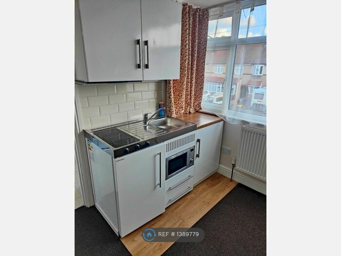Studio To Rent In Meadow Road, Feltham, TW13