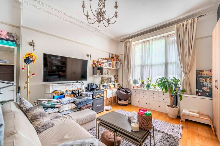 2 Bedroom Flat To Rent In Royal Crescent, Holland Park, London, W11