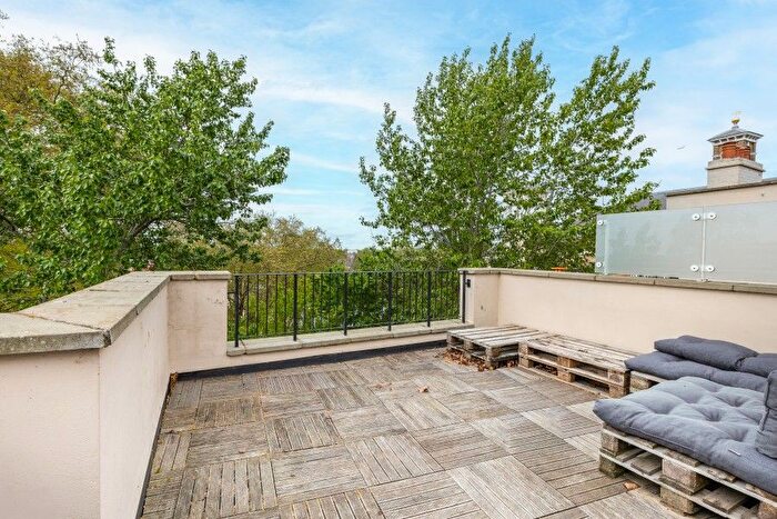 2 Bedroom Flat To Rent In Hill Rise, Richmond, TW10