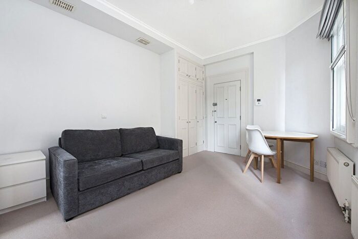 Studio To Rent In Egerton Gardens Mews, Knightsbridge, London, Uk, SW3