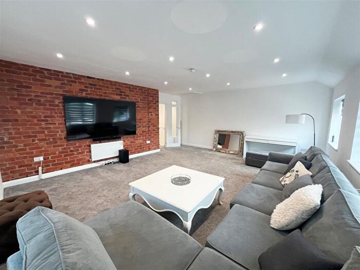 2 Bedroom Flat To Rent In Knutsford Road, Chelford, Macclesfield, SK11