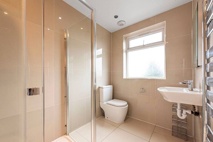 3 Bedroom Flat To Rent In Great North Way, Hendon, London, NW4