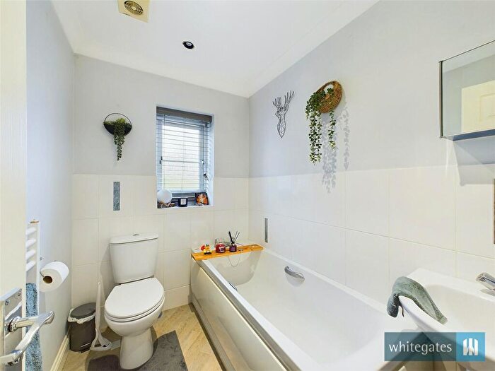 3 Bedroom Town House For Sale In Frogmoor Avenue, Bradford, West Yorkshire, BD12