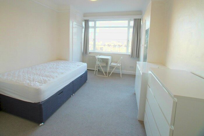Studio To Rent In Balham High Road, London, SW17