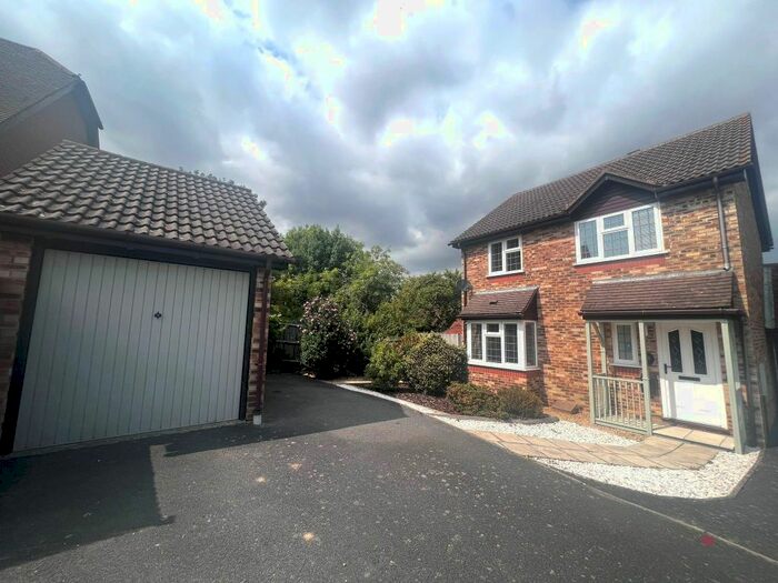 4 Bedroom Detached House To Rent In Chapel Barn Close, Hailsham, BN27