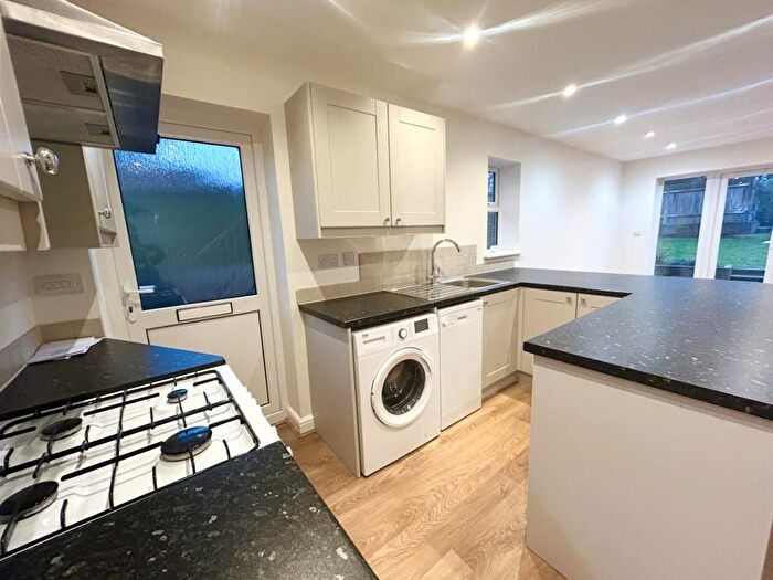 2 Bedroom End Of Terrace House To Rent In Lightwater, Surrey, GU18