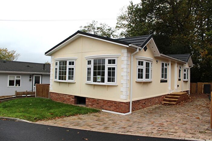 Mobile/park Home For Sale In Holloway Hill, Lyne, Chertsey, KT16