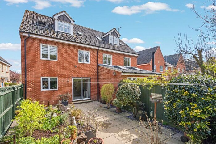 4 Bedroom Semi Detached House For Sale In Youens Drive, Thame, OX9