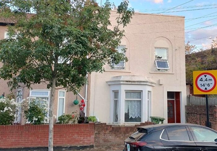 2 Bedroom Flat For Sale In Ground Floor Flat, Bignold Road, Forest Gate, London, E7