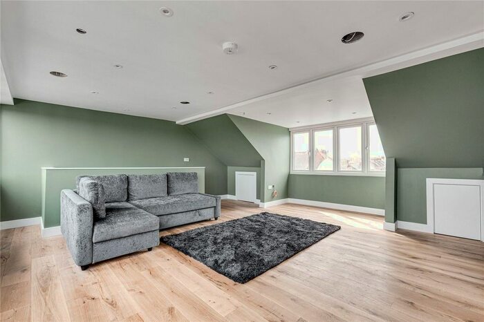 2 Bedroom Flat To Rent In Upper Richmond Road West, London, SW14