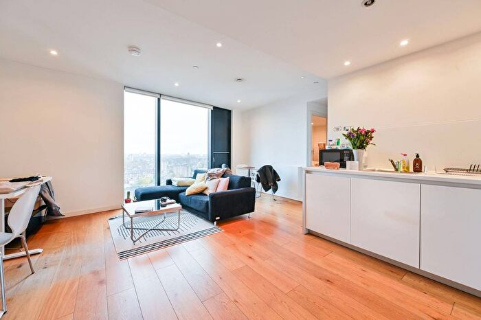 2 Bedroom Flat To Rent In Walworth Road, Elephant And Castle, London, SE1