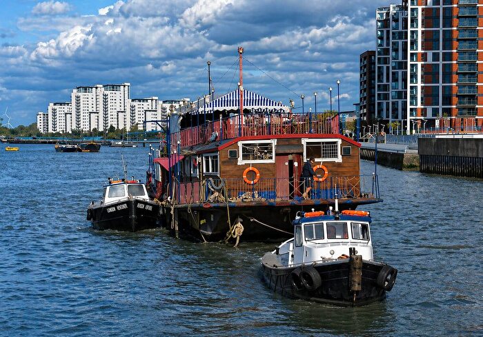1 Bedroom Houseboat For Sale In Well Road, Queenborough, ME11