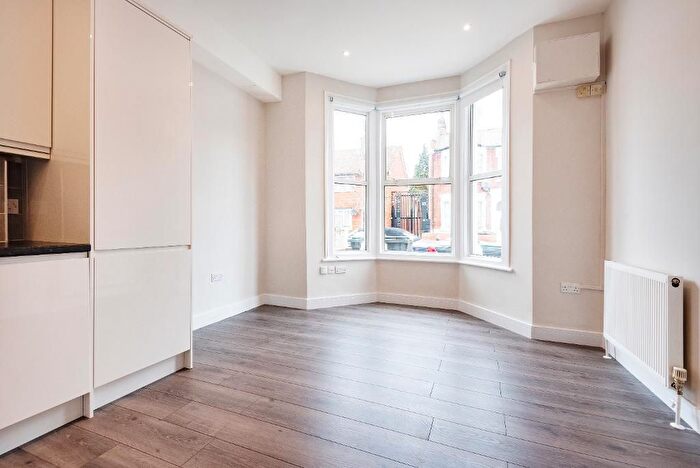 2 Bedroom Flat To Rent In Effingham Road, Haringey, London, N8