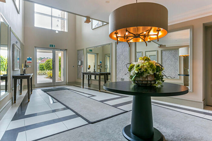 2 Bedroom Flat For Sale In Kingswood, Ascot, SL5