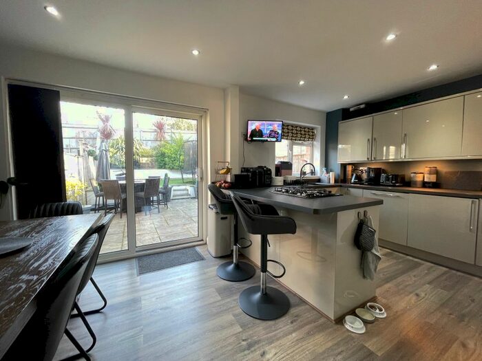 3 Bedroom Semidetached House For Sale In Frayslea, Dibden Purlieu