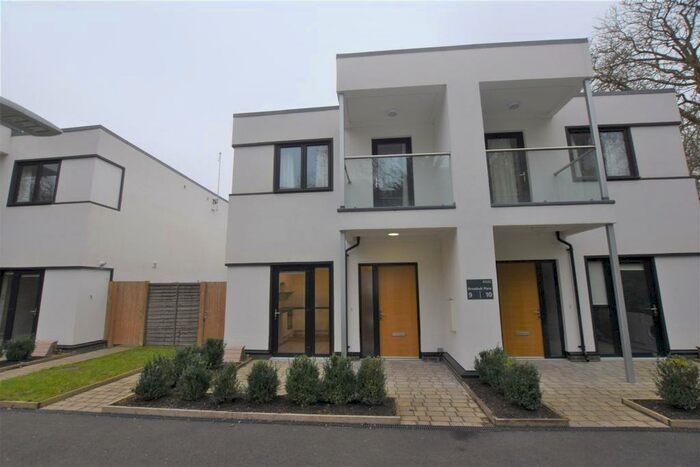 3 Bedroom Semi-Detached House To Rent In Broadoak Place, RG6