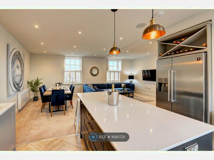 3 Bedroom Flat To Rent In Market Place South, Ripon, HG4