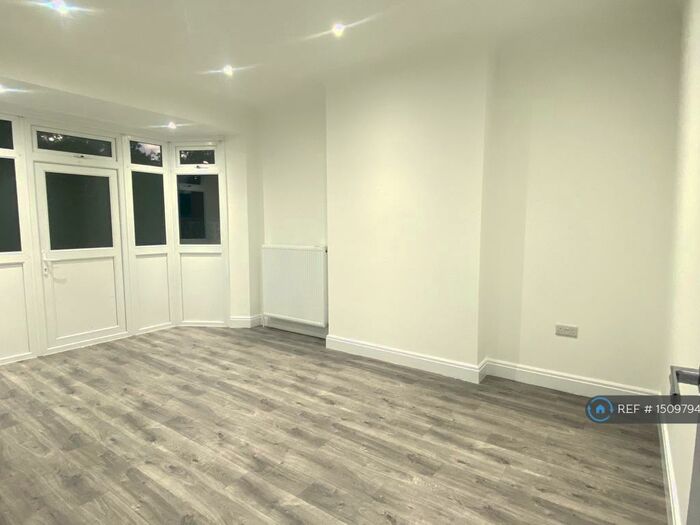 4 Bedroom Semi-Detached House To Rent In Mardale Drive, London, NW9