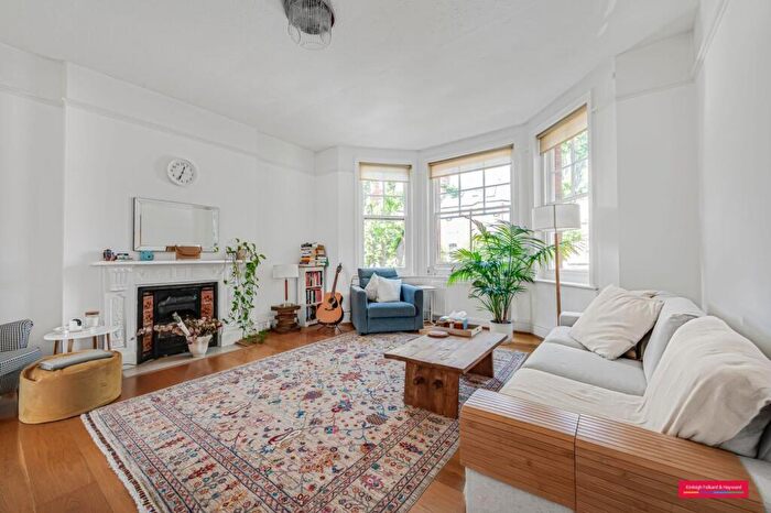 3 Bedroom Flat To Rent In Compayne Gardens, London, NW6