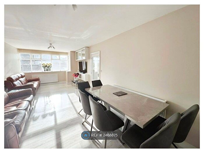 3 Bedroom Semi-Detached House To Rent In Lea View, Willenhall, WV12