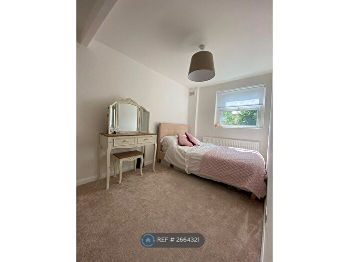 2 Bedroom Flat To Rent In West Bank, London, N16
