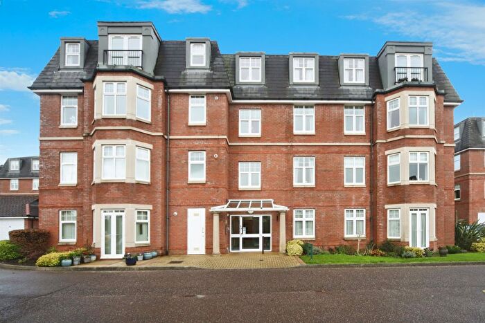 2 Bedroom Flat For Sale In Kinglake Drive, Taunton, TA1