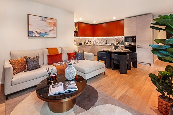 2 Bedroom Flat For Sale In Leven Road, London, E14