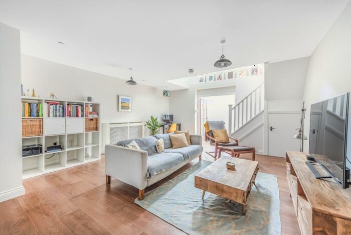 2 Bedroom Flat To Rent In Brookbank Road, Lewisham, London, SE13