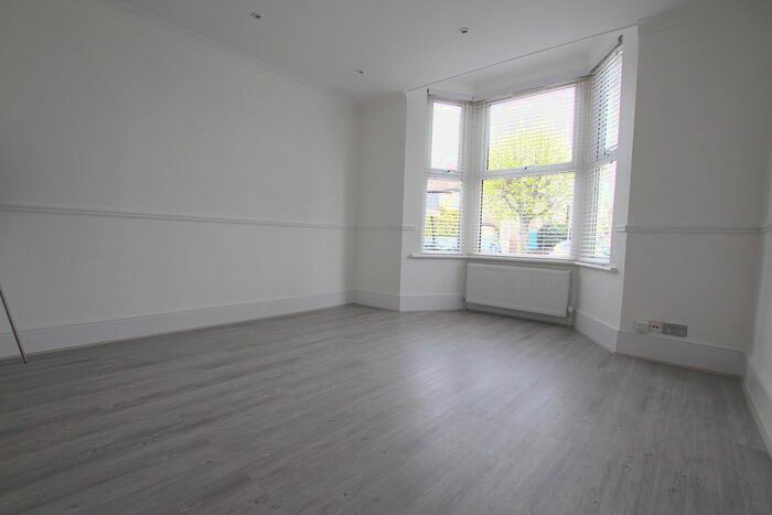 2 Bedroom Flat To Rent In First Avenue, Bush Hill Park, EN1