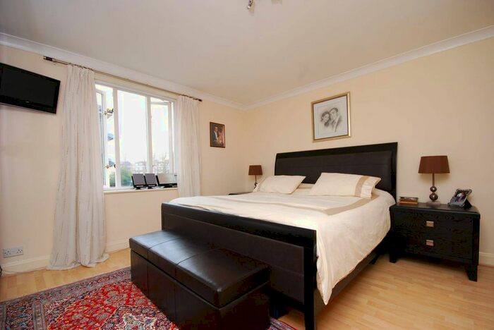 2 Bedroom Flat To Rent In Lansdowne Road, Wimbledon Village, London, SW20
