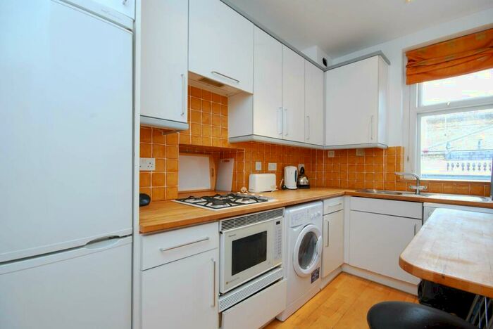 2 Bedroom Flat To Rent In Redcliffe Square, Chelsea, London, SW10
