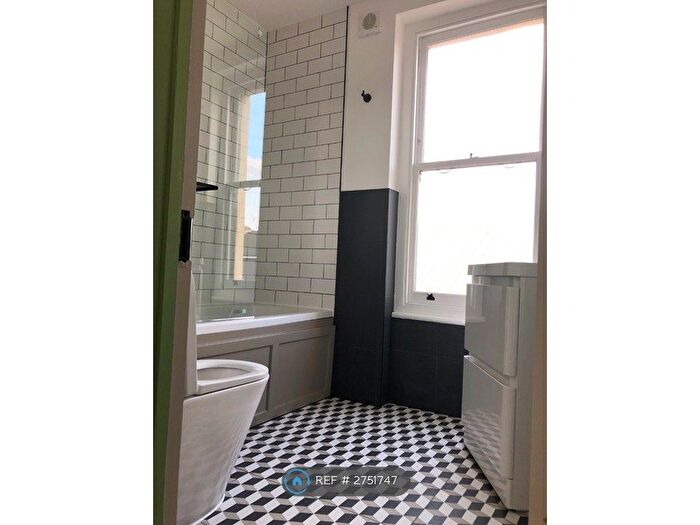 2 Bedroom Flat To Rent In Meeting House Lane, London, SE15