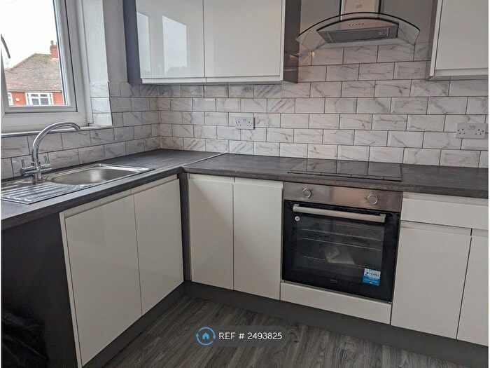 2 Bedroom Flat To Rent In Brooklands Parade, Saddleworth, OL4