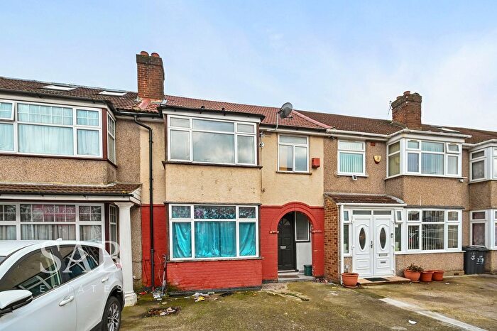 3 Bedroom Terraced House For Sale In Allenby Road, Southall, UB1