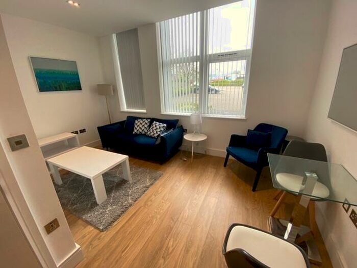 Flat To Rent In Laporte Way, Luton, LU4