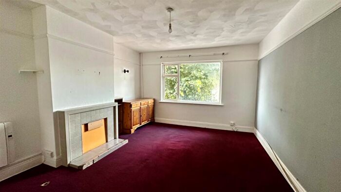 2 Bedroom Flat For Sale In Crabtree Lane, Lancing, BN15