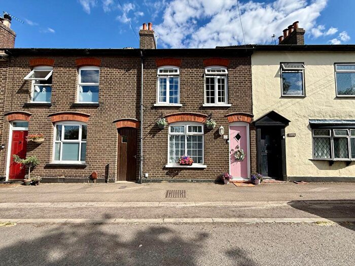 3 Bedroom Terraced House For Sale In Church Road, Slip End, LU1