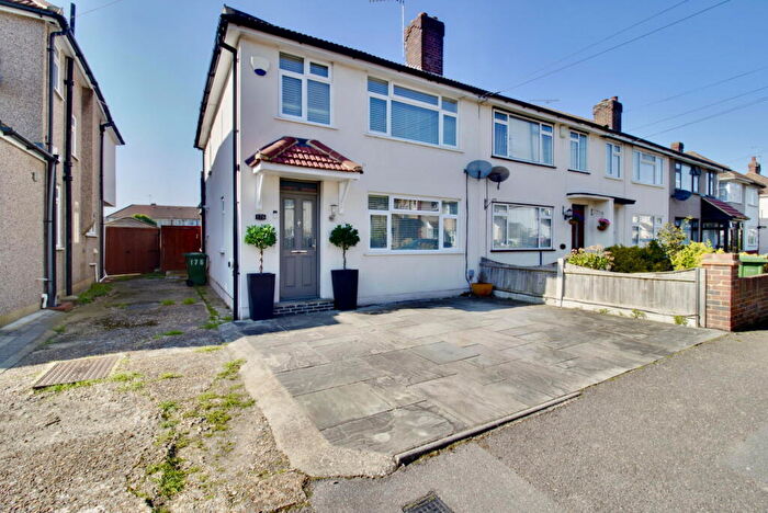 3 Bedroom Terraced House For Sale In Lancaster Drive, Hornchurch, RM12
