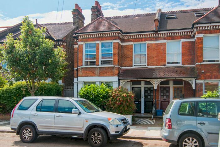 3 Bedroom Flat To Rent In Kingsway, Mortlake, London, Uk, SW14