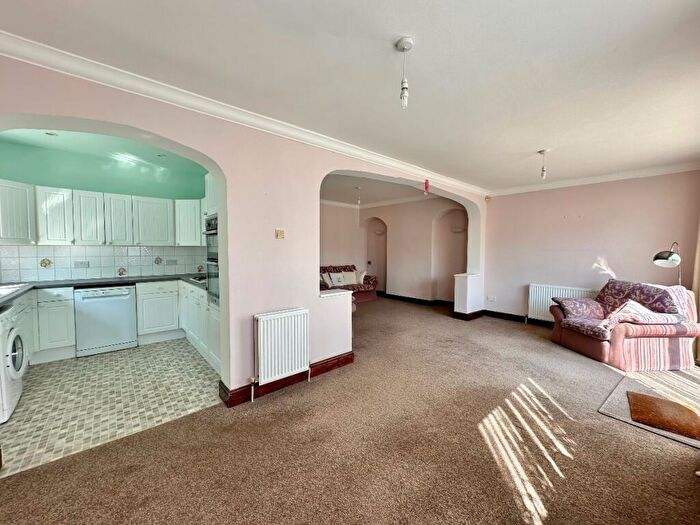 2 Bedroom Bungalow For Sale In Court Avenue, Harold Wood, RM3