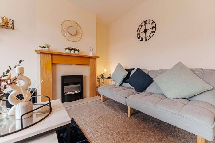 3 Bedroom Flat To Rent In City Of Leeds, LS12