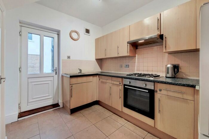 1 Bedroom Coach House To Rent In Sandhurst Market, London, Greater London, SE6